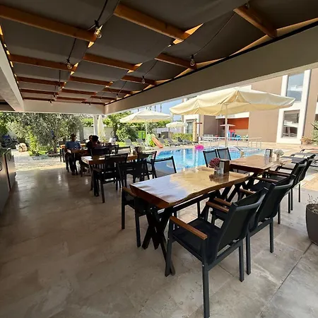 Ξενοδοχείο με διαμερίσματα Eva 4*